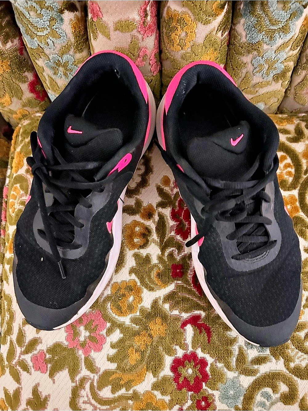 Nike Black & Pink US 6.5Y Athletic Shoes